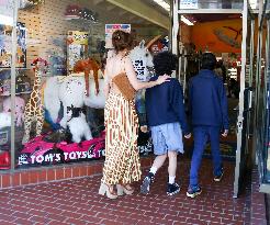 Jennifer Lopez And Ben Affleck Out Shopping - LA