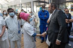 Ministers during a minute's silence alongside hospital staff at the Georges-Pompidou European Hospital - Paris