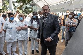 Ministers during a minute's silence alongside hospital staff at the Georges-Pompidou European Hospital - Paris