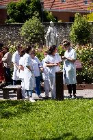 A Minute's Silence By Hospital Staff At Saint Joseph Hospital - Paris