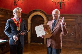 King of Sweden made Grand Officer of the Confrérie des Chevaliers du Tastevin - France