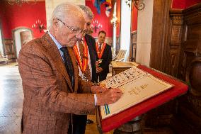 King of Sweden made Grand Officer of the Confrérie des Chevaliers du Tastevin - France