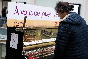 Maintenance Of Pianos At Saint-Lazare Station - Paris