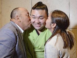 Sumo: Kiribayama and his parents