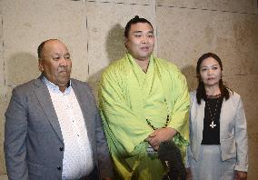 Sumo: Kiribayama and his parents