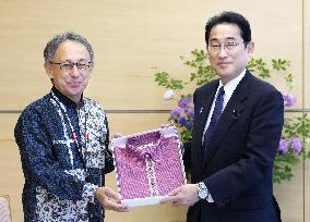 Okinawa governor gives "kariyushi" to Japan PM Kishida