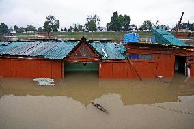 Family Escapes Unhurt As Houseboat Sinks In Kashmir