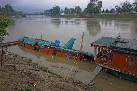 Family Escapes Unhurt As Houseboat Sinks In Kashmir