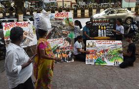 Posters To Pay Tribute To The Train Passengers In Mumbai