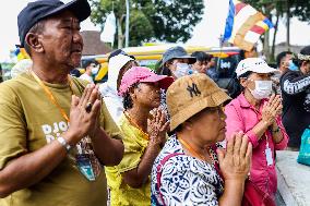 Indonesian Buddhists Celebrate The Birth Of Buddha At Borobudur Temple