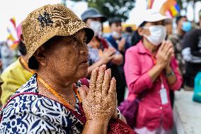 Indonesian Buddhists Celebrate The Birth Of Buddha At Borobudur Temple