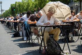 The World's Largest Dictation On The Champs Elysees - Paris