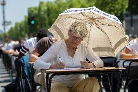 The World's Largest Dictation On The Champs Elysees - Paris