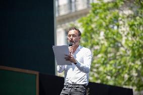 The World's Largest Dictation On The Champs Elysees - Paris