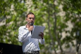 The World's Largest Dictation On The Champs Elysees - Paris