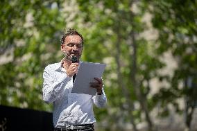 The World's Largest Dictation On The Champs Elysees - Paris