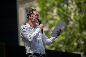 The World's Largest Dictation On The Champs Elysees - Paris