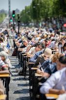 The World's Largest Dictation On The Champs Elysees - Paris