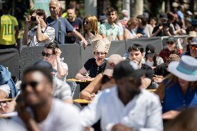 The World's Largest Dictation On The Champs Elysees - Paris