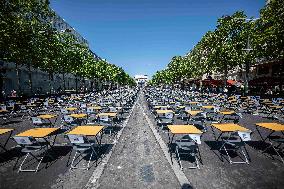 The World's Largest Dictation On The Champs Elysees - Paris