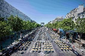 The World's Largest Dictation On The Champs Elysees - Paris