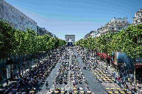 The World's Largest Dictation On The Champs Elysees - Paris