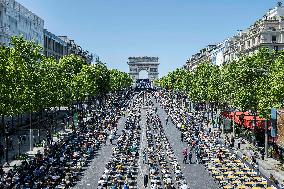 The World's Largest Dictation On The Champs Elysees - Paris