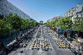 The World's Largest Dictation On The Champs Elysees - Paris