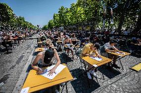 The World's Largest Dictation On The Champs Elysees - Paris