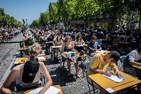 The World's Largest Dictation On The Champs Elysees - Paris