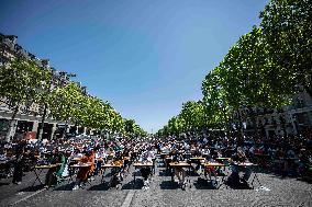 The World's Largest Dictation On The Champs Elysees - Paris