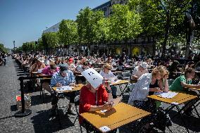 The World's Largest Dictation On The Champs Elysees - Paris