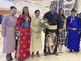 Sumo: New ozeki Kirishima makes long-awaited trip home to Mongolia