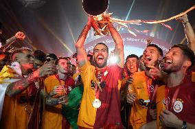 Galatasaray Players Enjoy Super Lig Championship Ceremony - Istanbul