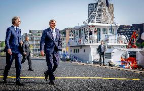 King Willem-Alexander Visits Shipping and Transport College - Rotterdam