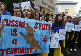 Protesters Demand Recognize The Blowing Of The Dam At The Kakhovka Hydroelectric Power Plant As A War Crime, Amid Russia's Invas