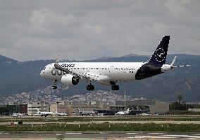 Lufthansa Airbus number 600 lands in Barcelona