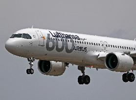 Lufthansa Airbus number 600 lands in Barcelona