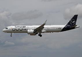 Lufthansa Airbus number 600 lands in Barcelona