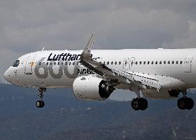 Lufthansa Airbus number 600 lands in Barcelona