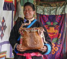 CHINA-TIBET-ART-SADDLEBAG MAKING (CN)