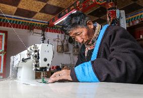 CHINA-TIBET-ART-SADDLEBAG MAKING (CN)