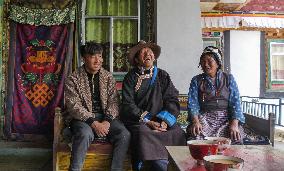 CHINA-TIBET-ART-SADDLEBAG MAKING (CN)