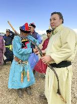 New ozeki Kirishima makes long-awaited trip home to Mongolia