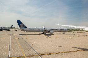 United Airlines Boeing 757 Taxiing At Chicago O'Hare Airport