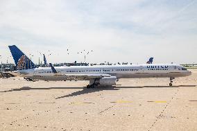 United Airlines Boeing 757 Taxiing At Chicago O'Hare Airport