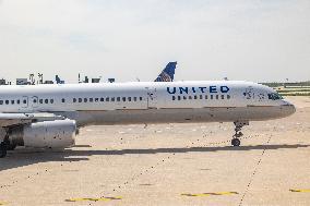 United Airlines Boeing 757 Taxiing At Chicago O'Hare Airport