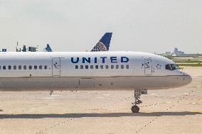 United Airlines Boeing 757 Taxiing At Chicago O'Hare Airport