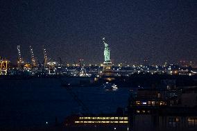 Night View Of The Statue Of Liberty In New York