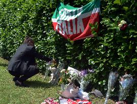 Tribute to Berlusconi in front of Villa San Martino - Arcore